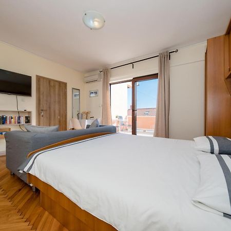 Apartments Tartuga Rab Town Exterior photo