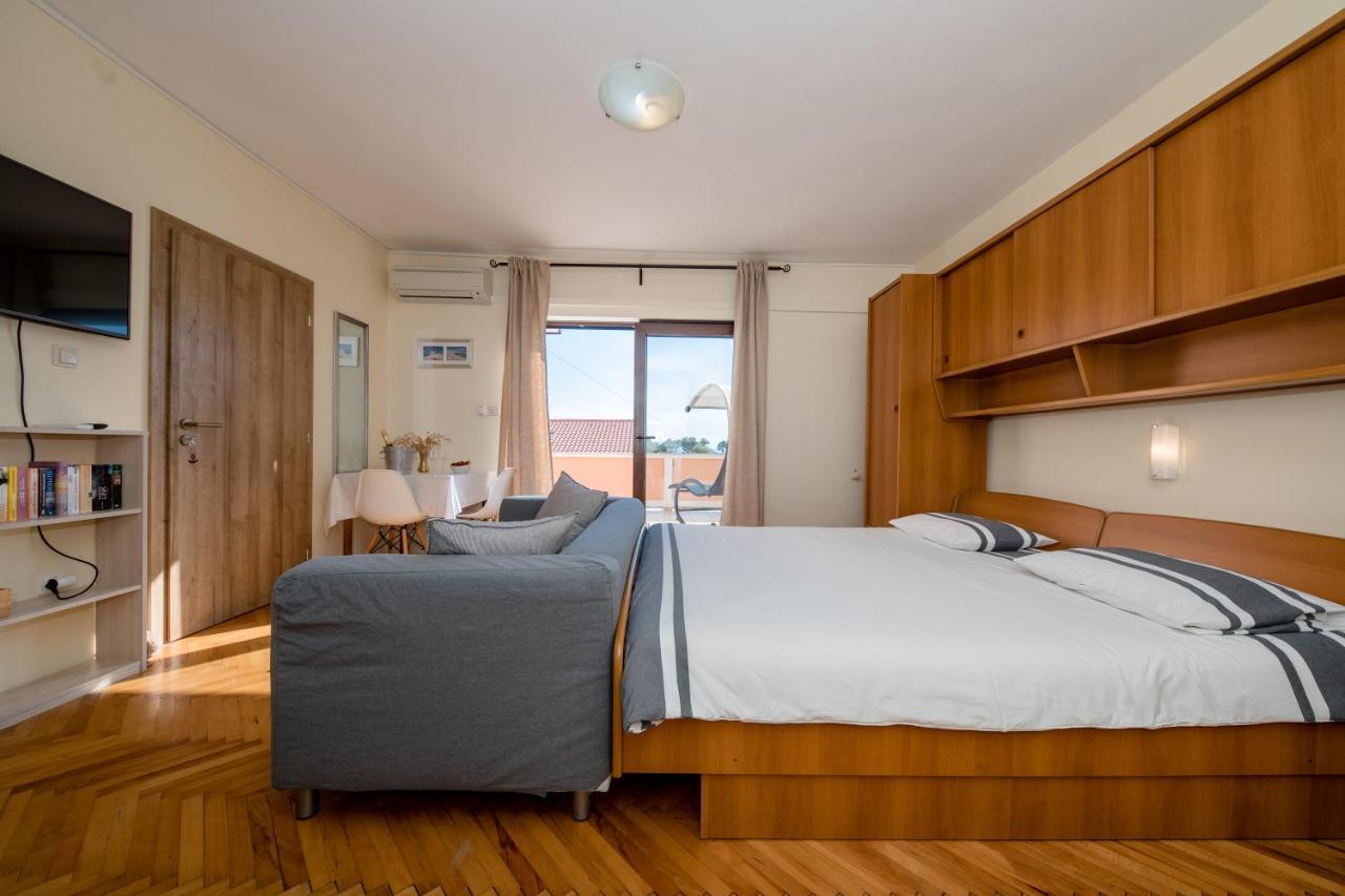 Apartments Tartuga Rab Town Exterior photo