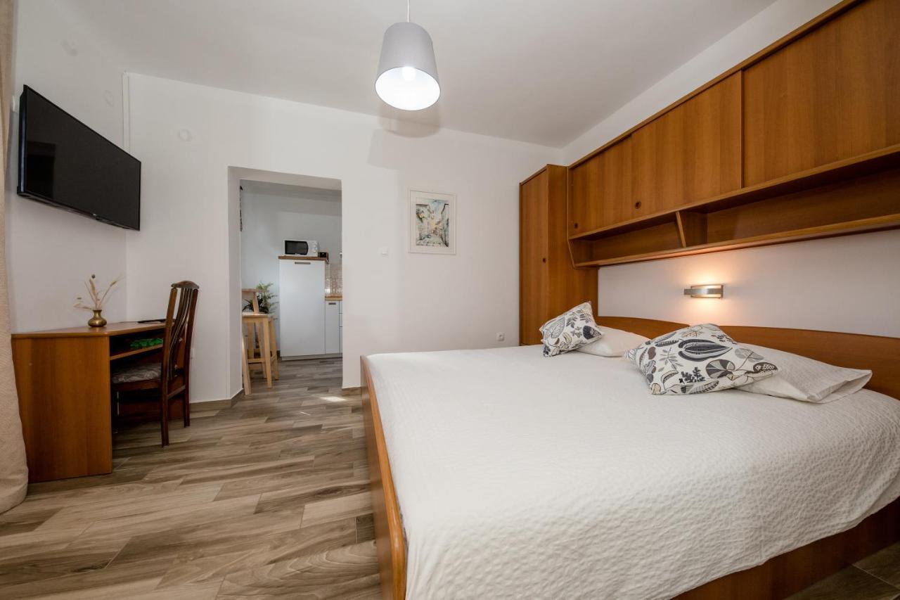 Apartments Tartuga Rab Town Exterior photo