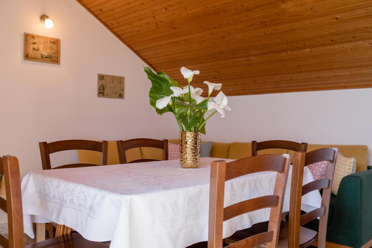 Apartments Tartuga Rab Town Exterior photo