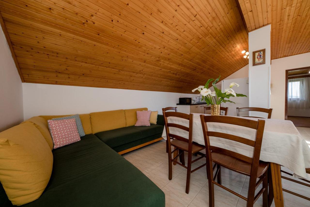 Apartments Tartuga Rab Town Exterior photo