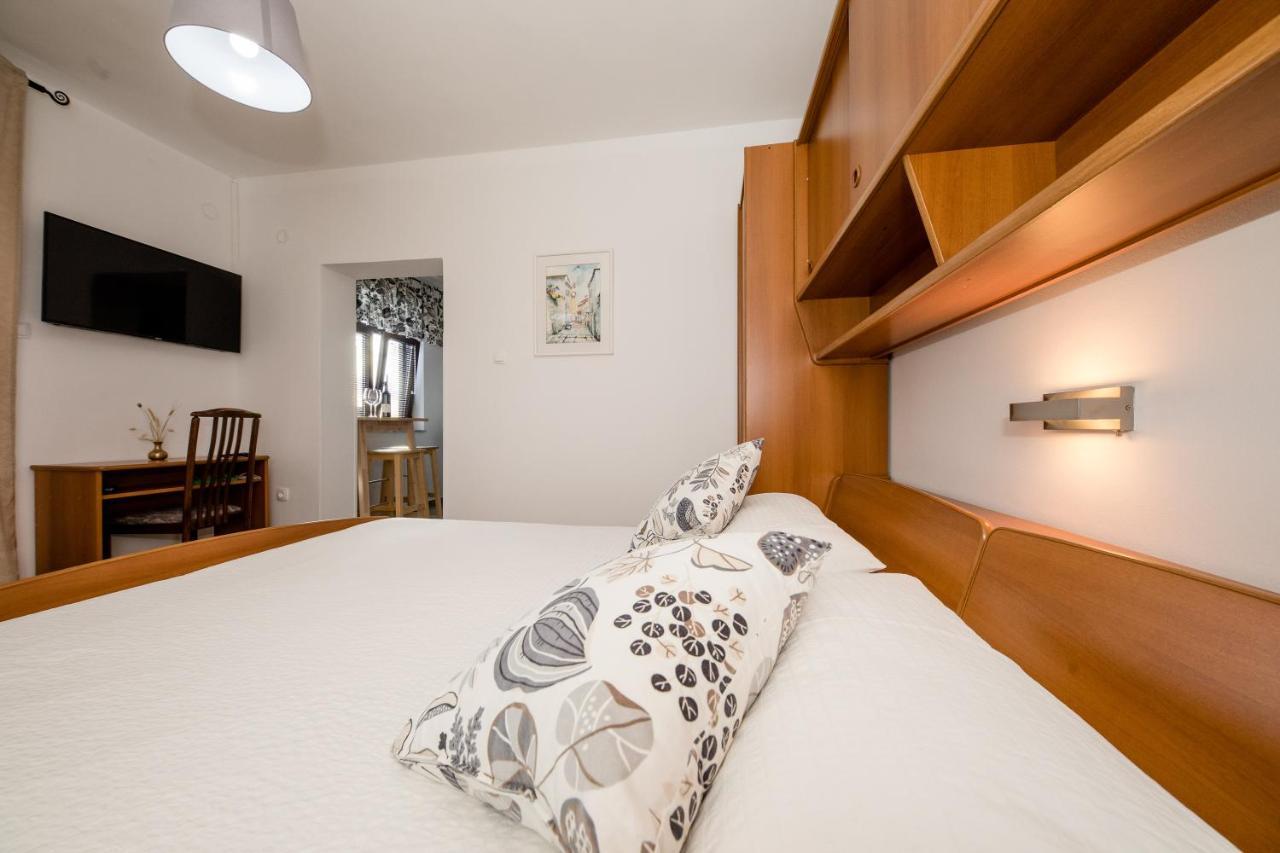 Apartments Tartuga Rab Town Exterior photo