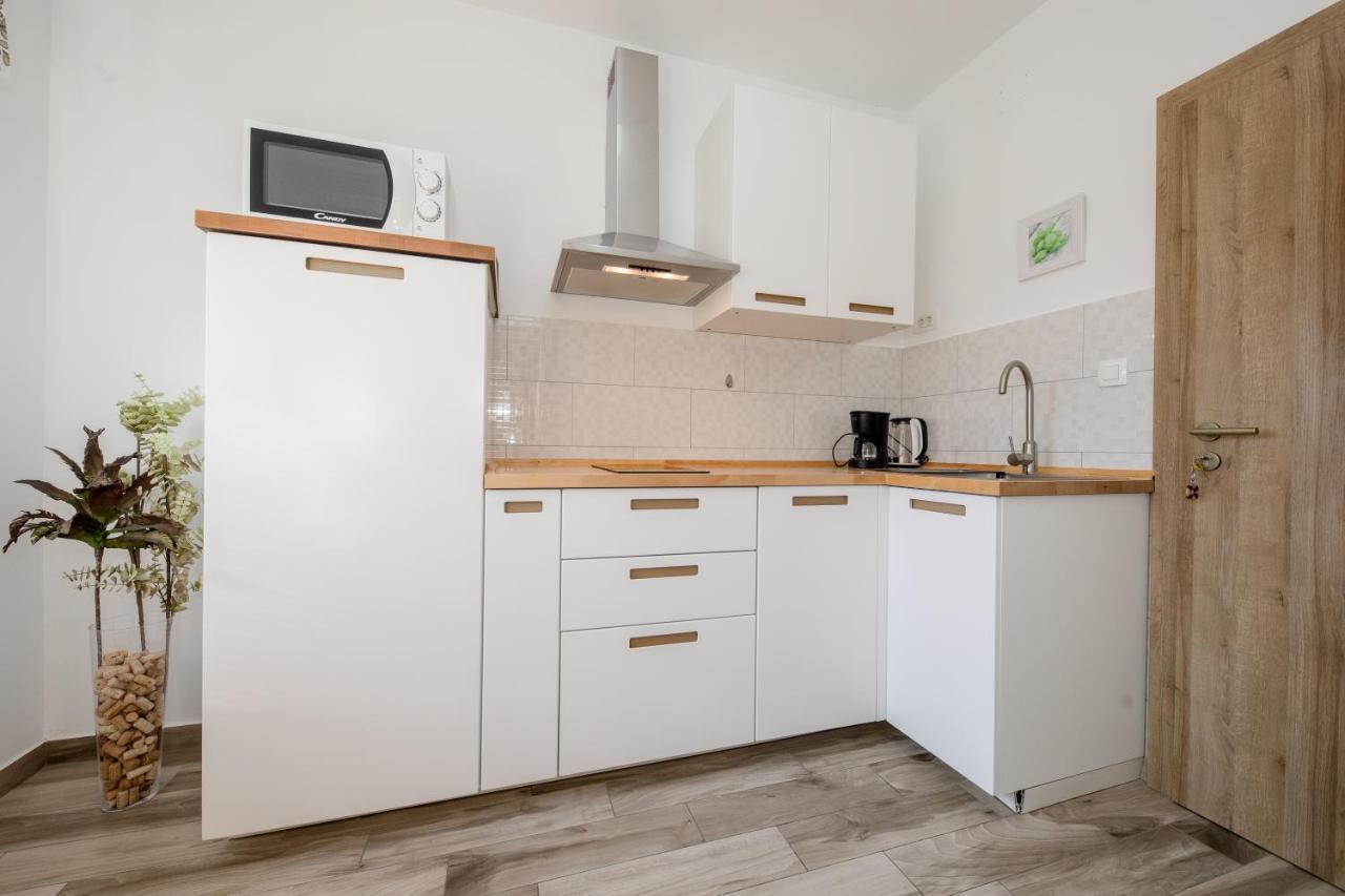 Apartments Tartuga Rab Town Exterior photo