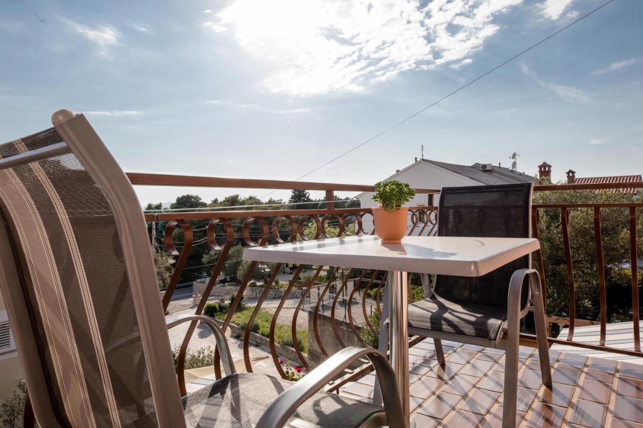 Apartments Tartuga Rab Town Exterior photo